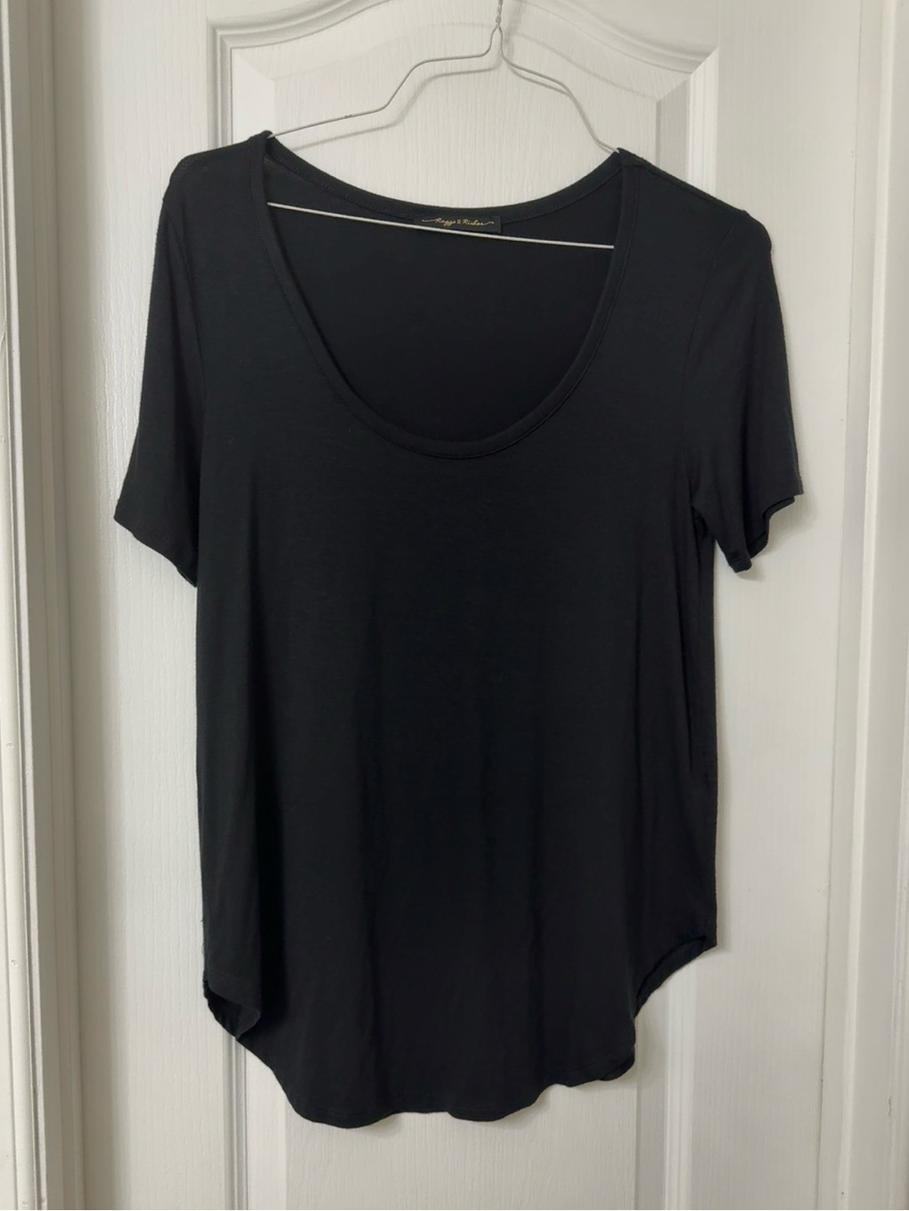 Raggs II Riches black soft short sleeve scoop neck top curved hemline size S